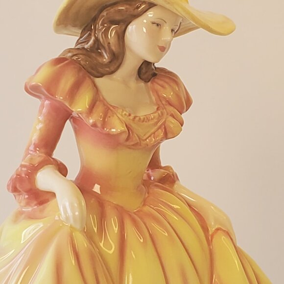 Royal Doulton Figurine “Heartfelt Wishes” HN5421 - Picture 5 of 10